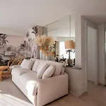 Residence Hoteliere Chambord Au Coeur De Menton - Entierement Renovee